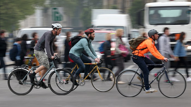 Η Ford έφτιαξε «έξυπνο» μπουφάν για ποδηλάτες